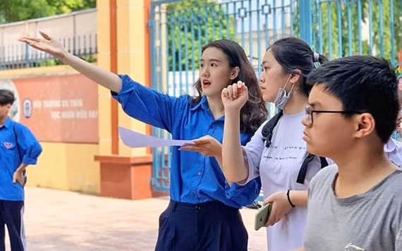 Tình nguyện viên quận Tây Hồ dẫn đường cho thí sinh vào phòng thi.