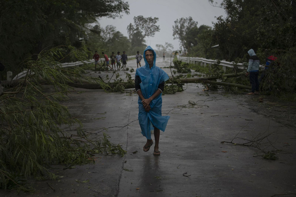 Người dân đi trên con đường ngổn ngang cây đổ tại Tagkawayan. (Ảnh: Getty Images) Goni -4