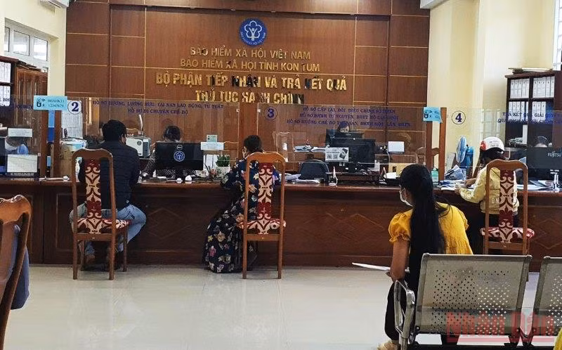 Người lao động đến Bảo hiểm xã hội tỉnh Kon Tum tìm hiểu về Nghị quyết 116 và Quyết định 28 về hỗ trợ người lao động bị ảnh hưởng bởi Covid-19.