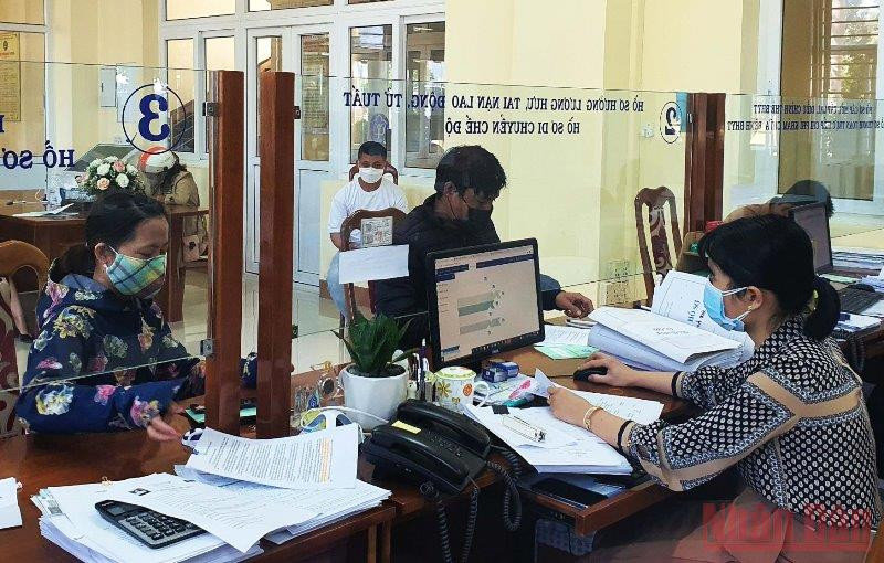 Cán bộ Bảo hiểm xã hội tỉnh Kon Tum hướng dẫn, giải thích cho người lao động về Nghị quyết 116 của Chính phủ và Quyết định 28 của Thủ tướng Chính phủ. Bảo đảm người lao động sớm nhận được hỗ trợ, ổn định cuộc sống -0