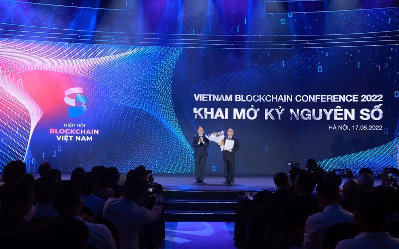 Thứ trưởng Nội vụ Vũ Chiến Thắng trao quyết định thành lập Hiệp hội Blockchain Việt Nam cho ông Hoàng Văn Huây, Chủ tịch Hiệp hội.