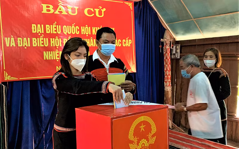 Đồng bào dân tộc thiểu số ở Đắk Lắk thực hiện quyền cử tri.