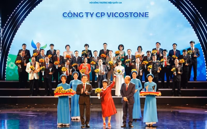 Lãnh đạo Công ty nhận biểu trưng Thương hiệu quốc gia 2020.
