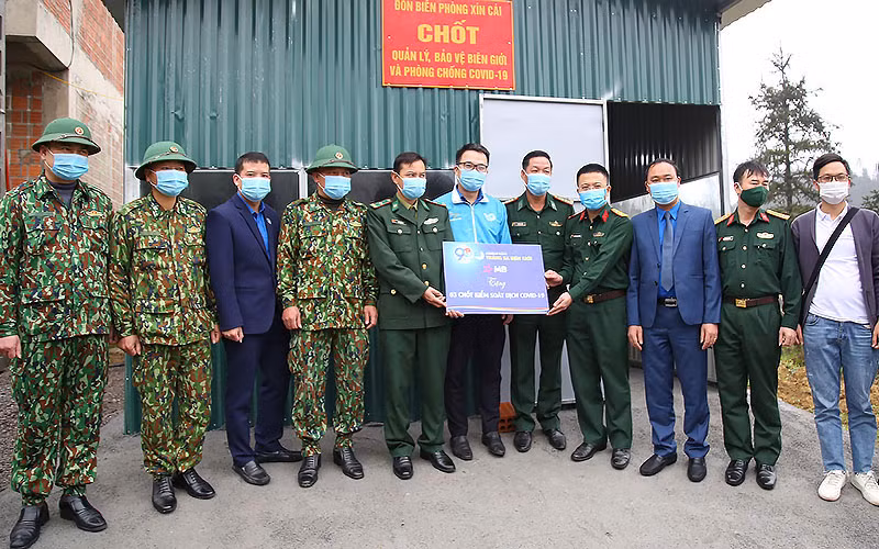 Khởi công nhà ở xã hội và trao tặng chốt kiểm soát dịch vùng biên -0