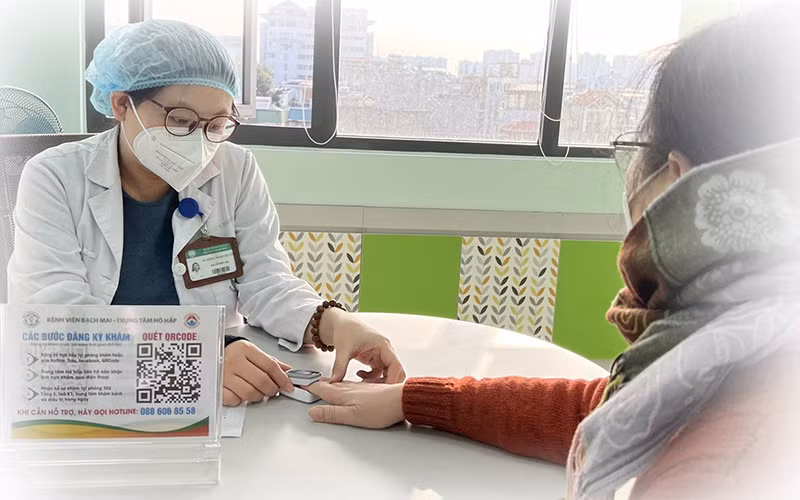 Bác sĩ kiểm tra Sp02 cho người bệnh.