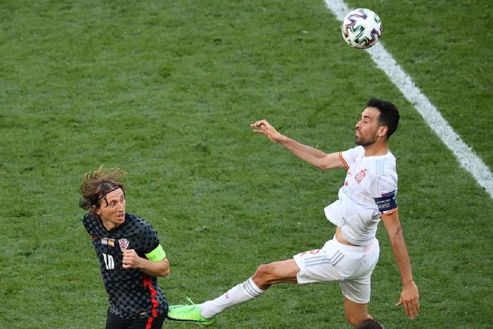Tây Ban Nha sau đó đã chứng tỏ đẳng cấp của mình để dẫn ngược 3-1, song Croatia cũng vùng lên mạnh mẽ và có được hai bàn thắng gỡ hòa cuối trận, buộc đối thủ phải bước vào hiệp phụ. Trong hiệp phụ, Tây Ban Nha thi đấu bản lĩnh hơn để có thêm hai bàn thắng nữa, qua đó thắng chung cuộc 5-3. (Ảnh: UEFA) Những khoảnh khắc ấn tượng tại vòng 1/8 Euro 2020 -0