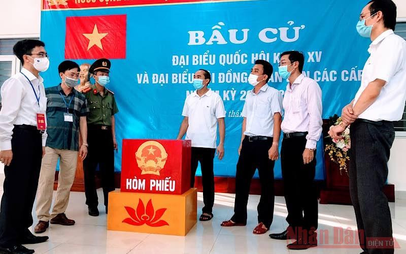 Đoàn giám sát số 14 Ban chỉ đạo của Thành uỷ Hải Phòng về công tác bầu cử tại huyện đảo Bạch Long Vĩ kiểm tra, giám sát tại các điểm bầu cử. Huyện đảo Bạch Long Vĩ (Hải Phòng) đạt 100% cử tri đi bầu cử -0
