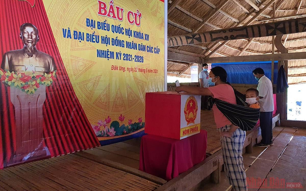 Cử tri thôn Đăk Ung, xã Đăk Nhoong bỏ phiếu bầu chọn người có đức, có tài, đại diện cho ý chí, nguyện vọng của mình. (ẢNH: PHÚC THẮNG) Hơn 10 nghìn cử tri trên địa bàn tỉnh Kon Tum đi bầu cử sớm -0