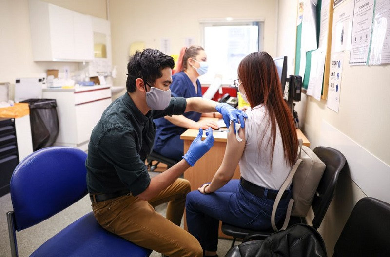 Tiêm vaccine Pfizer BioNTech tại trung tâm tiêm chủng cho thanh niên và học sinh tại Trung tâm Y tế Phố Hunter, London, Anh, ngày 5/6/2021. (Ảnh: REUTERS) Chương trình COVAX đạt mốc phân phối 1 tỷ liều vaccine ngừa Covid-19 -0