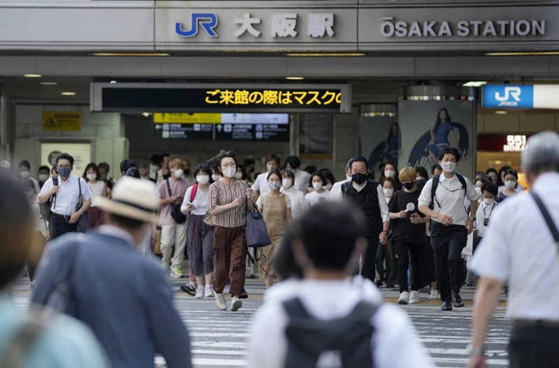Người dân di chuyển bên ngoài nhà ga Osaka, Nhật Bản, ngày 29/7. (Ảnh: Kyodo) Philippines tái phong tỏa vùng thủ đô, Nhật Bản sẽ gia hạn tình trạng khẩn cấp -0