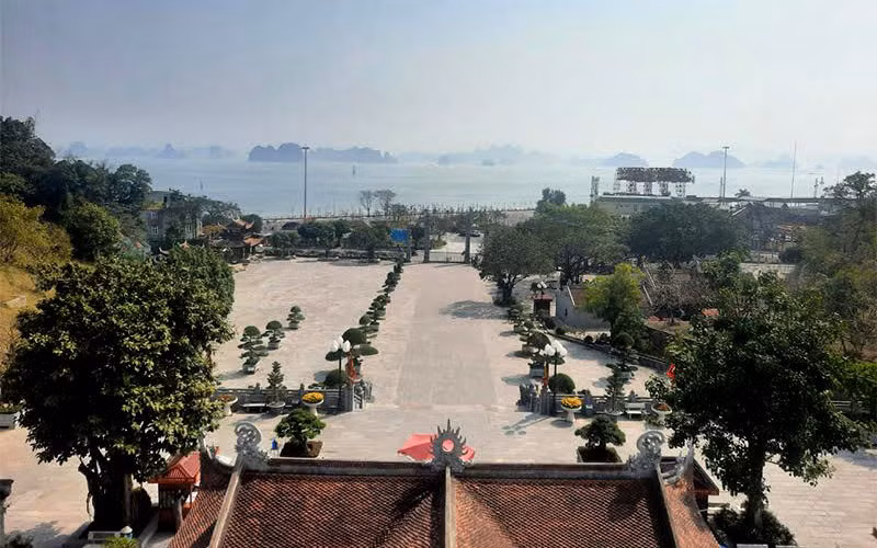 Di tích đền Cửa Ông.