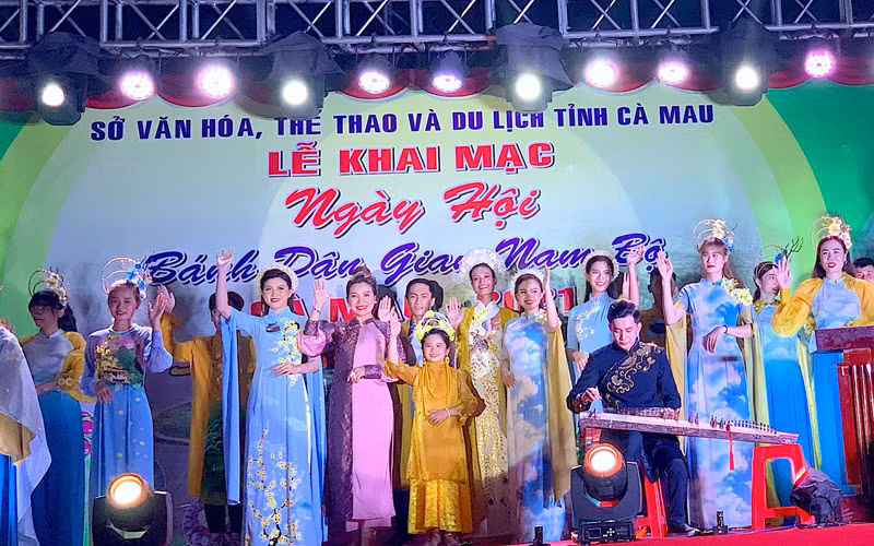 Trình diễn áo dài và bộ sưu tập áo Bà Ba trong đêm khai mạc Ngày hội bánh dân gian 2021 tại Cà Mau. 