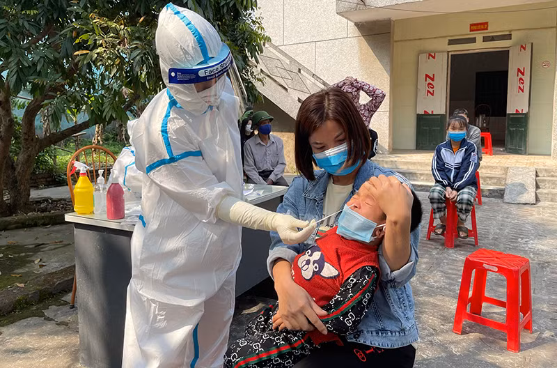 Lấy mẫu xét nghiệm sàng lọc Covid-19 tại Trạm Y tế thị trấn Lai Cách, huyện Cẩm Giàng.