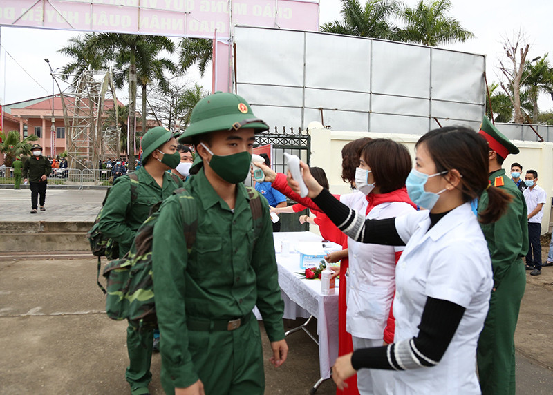 Công tác phòng, chống dịch Coivd-19 được bảo đảm tại lễ giao, nhận quân ở huyện Đông Anh. Ảnh: DUY LINH Tưng bừng Ngày hội tòng quân tại các địa phương -0
