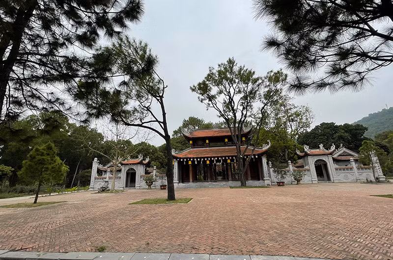 Hình ảnh vắng lặng trong khu di tích Côn Sơn - Kiếp Bạc ngày 27-2 (16 tháng giêng).