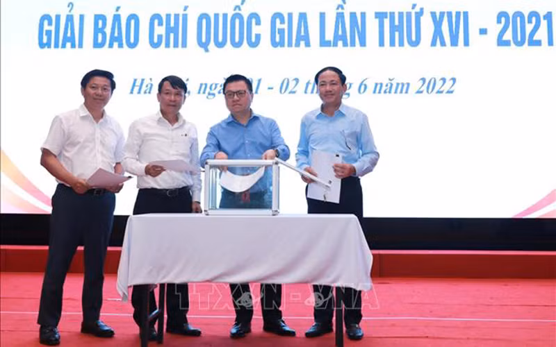 Chủ tịch Hội đồng Giải báo chí quốc gia, Chủ tịch Hội đồng Chung khảo Giải báo chí Quốc gia lần thứ XVI - năm 2021 Lê Quốc Minh, Phó Chủ tịch Thường trực Nguyễn Đức Lợi, Phó Chủ tịch Trần Thanh Lâm, Phó Chủ tịch Phạm Anh Tuấn bỏ phiếu chấm Chung khảo. (Ảnh: Hoàng Hiếu/TTXVN)