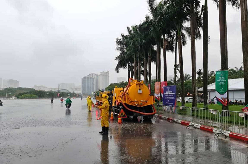 Công nhân Công ty Thoát nước Hà Nội ứng trực chung quanh khu vực Sân vận động Mỹ Đình. (Ảnh: Ngọc Anh)