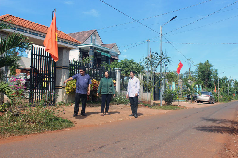 Đường giao thông nông thôn ở huyện Xuân Lộc ngày càng thông thoáng, sạch đẹp. Đổi thay ở vùng đất phía bắc Đồng Nai -0
