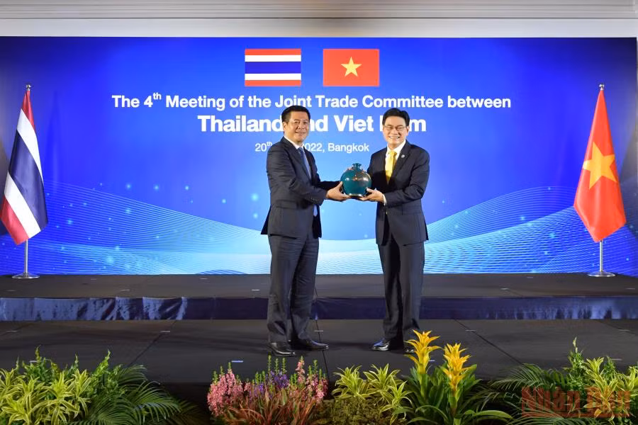 Bộ trưởng Nguyễn Hồng Diên tặng quà lưu niệm cho Phó Thủ tướng, Bộ trưởng Jurin Laksanawisit. 