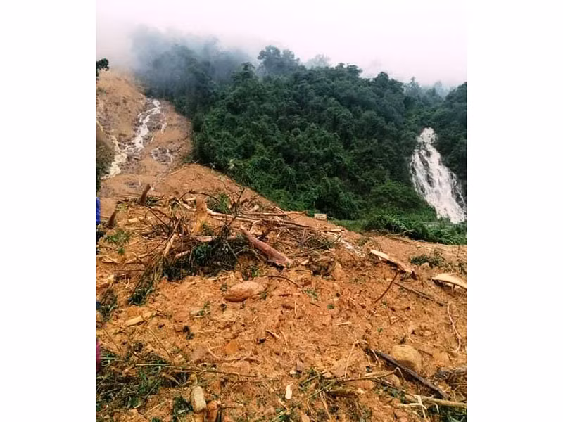 Sạt lở núi san phẳng trạm bảo vệ rừng Khe Voi (Quảng Bình).