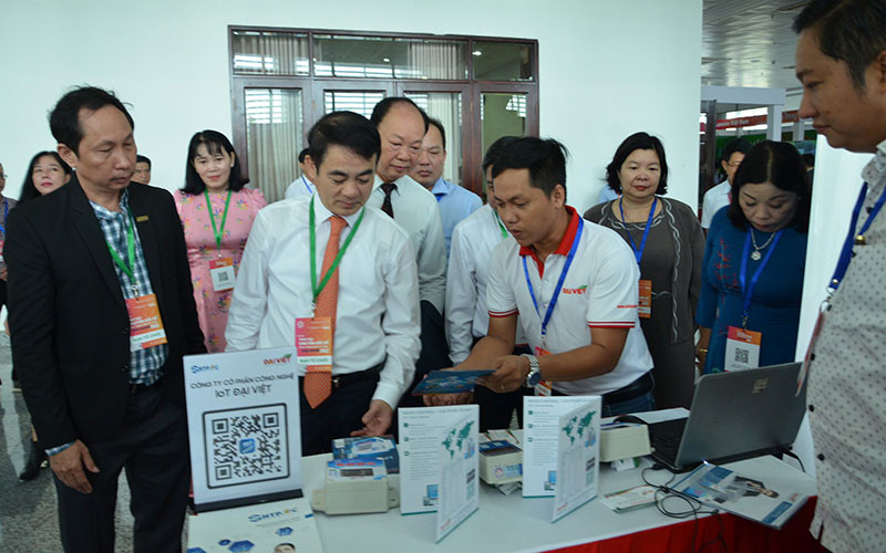 Các đại biểu, khách mời tham quan gian hàng trưng bày các giải pháp, ý tưởng, sản phẩm công nghệ. Khai mạc Tuần lễ thúc đẩy chuyển đổi số phát triển kinh tế vùng – Hậu Giang 2022 -0