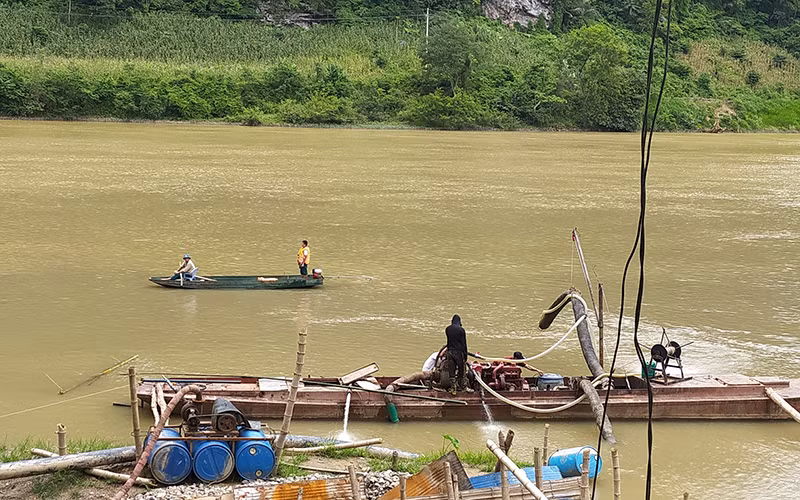 Lực lượng tìm kiếm sử dụng thuyền, ca nô tìm kiếm dọc sông, suối, trên lòng hồ sông Gâm.