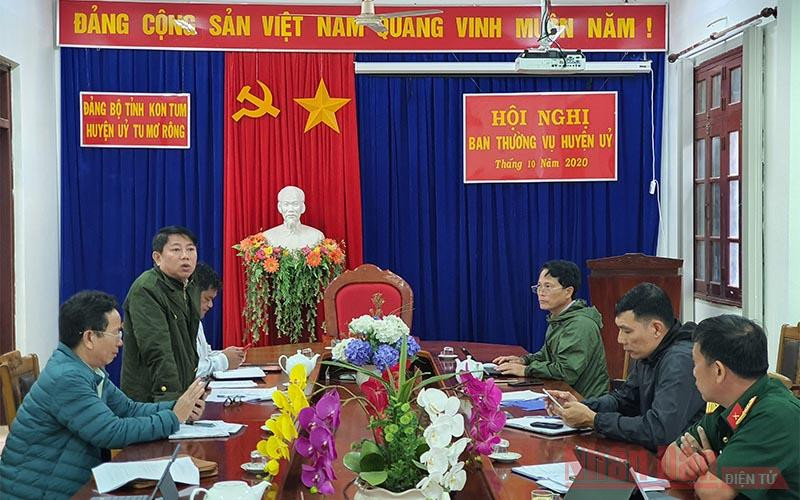 Đoàn công tác số 5 phòng chống bão số 9 do đồng chí Võ Sỹ Chung, Chi cục trưởng Chi cục Kiểm lâm Kon Tum, chỉ đạo công tác phòng chống bão tại huyện Tu Mơ Rông. (Ảnh: HOÀNG PHÚC THẮNG) Hai người bị thương, ba nhà sập, 485 nhà bị tốc mái do bão số 9 -0