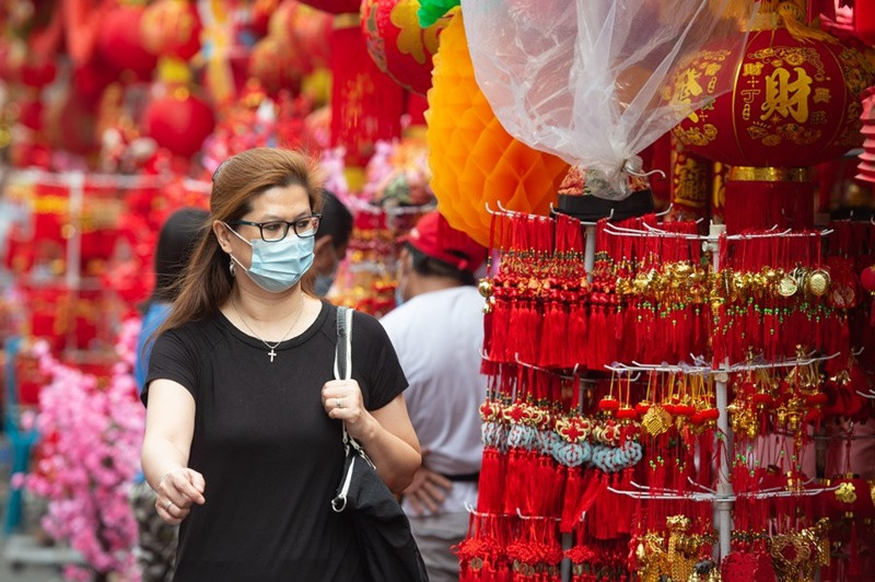 Người dân không quên đeo khẩu trang để ngăn ngừa sự lây lan của Covid-19 khi mua sắm tại chợ Pancoran. (Ảnh: Tân Hoa xã) Tet holiday -0