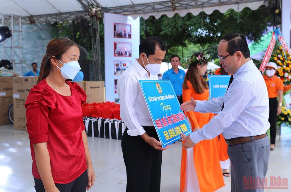 Đồng chí Quản Minh Cường trao bảng biểu trưng tặng nhà mái ấm công đoàn. Đồng Nai phát động Tháng công nhân năm 2022 -0