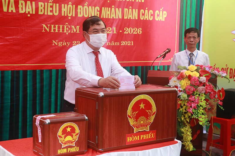 Cử tri cả nước nô nức đi bầu cử, thực hiện quyền công dân thiêng liêng ảnh 4 Cử tri cả nước nô nức đi bầu cử, thực hiện quyền công dân thiêng liêng -0