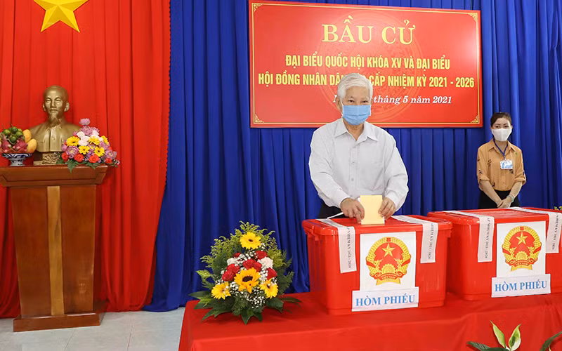 Nguyên Chủ tịch nước Nguyễn Minh Triết bỏ phiếu bầu cử ở Bình Dương -0