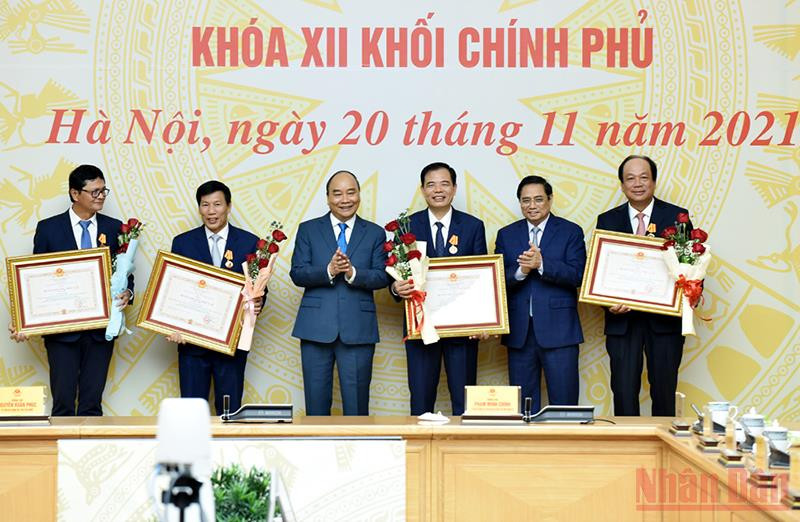 Chủ tịch nước Nguyễn Xuân Phúc và Thủ tướng Phạm Minh Chính trao Huân chương Độc lập hạng Nhì cho nguyên Bộ trưởng, Chủ nhiệm Văn phòng Chính phủ Mai Tiến Dũng; nguyên Bộ trưởng Văn hóa, Thể thao và Du lịch Nguyễn Ngọc Thiện; nguyên Bộ trưởng Nông nghiệp và Phát triển nông thôn Nguyễn Xuân Cường; nguyên Tổng Giám đốc Đài truyền hình Việt Nam Trần Bình Minh. Trao quyết định khen thưởng, nghỉ hưu cho một số thành viên Chính phủ nhiệm kỳ 2016-2021 -0