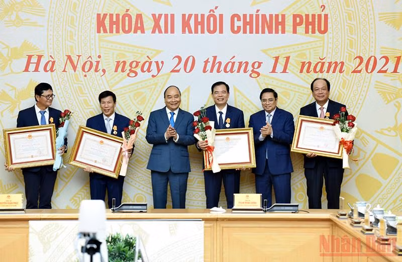Trao quyết định khen thưởng, nghỉ hưu cho một số thành viên Chính phủ nhiệm kỳ 2016-2021 -0