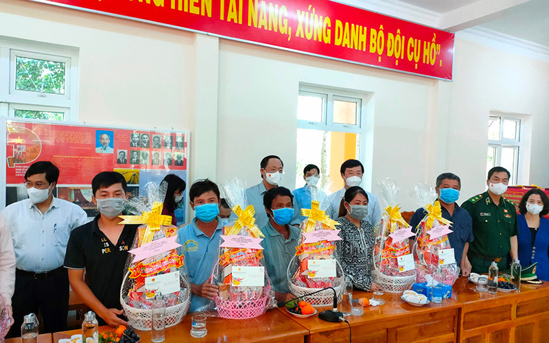 Đoàn công tác tặng quà Tết cho người có hoàn cảnh khó khăn do ảnh hưởng của dịch bệnh
