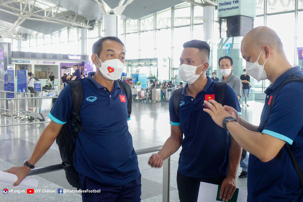 Huấn luyện viên Đinh Thế Nam (trái) cùng Ban huấn luyện U19 Việt Nam. U19 Việt Nam lên đường sang Indonesia tranh tài Giải vô địch U19 Đông Nam Á 2022 -1