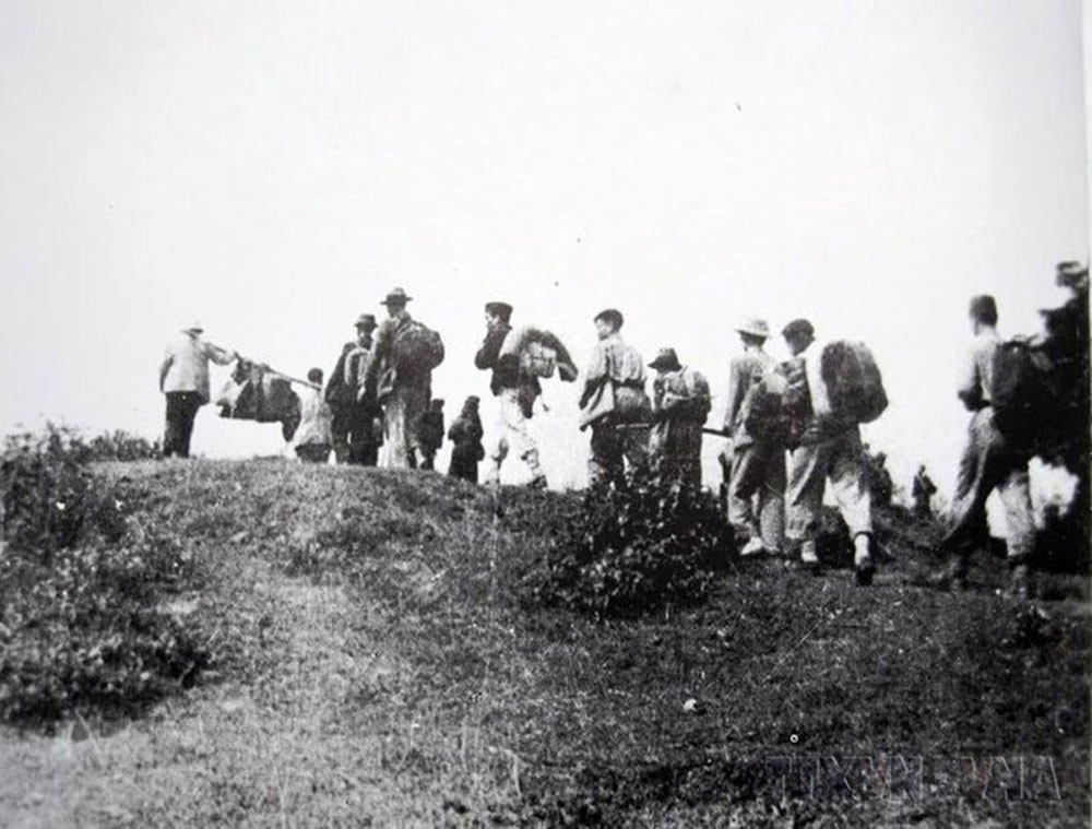 Đêm 17, rạng sáng 18/2/1947, lực lượng của Trung đoàn Thủ đô chia thành từng đơn vị nhỏ cùng nhân dân Liên khu phố I lặng lẽ đi dưới gầm cầu Long Biên, vượt sông Hồng, sông Đuống, bí mật vượt qua vòng vây an toàn lên chiến khu, kết thúc 60 ngày đêm giam chân quân Pháp trong lòng Hà Nội. (Ảnh: Tư liệu/TTXVN) 75 năm toàn quốc kháng chiến: Quyết tử cho Tổ quốc quyết sinh -0