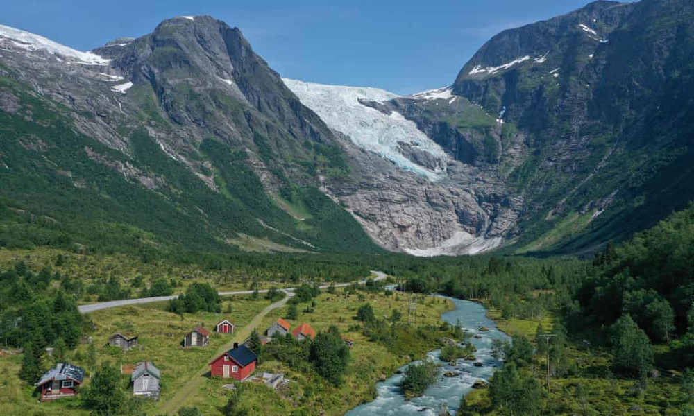 Nước chảy ra từ sông băng Boyabreen ở Fjaerland, Na Uy. Ảnh: Getty Images. Trái đất đã mất 28 nghìn tỷ tấn băng trong 23 năm qua -0