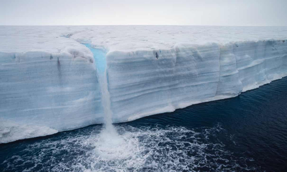 Một sông băng tan chảy ở quần đảo Svalbard, Bắc Cực. Ảnh: Getty Images. Trái đất đã mất 28 nghìn tỷ tấn băng trong 23 năm qua -0