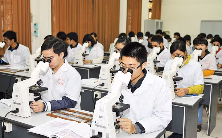 Giờ học thực hành của sinh viên Trường đại học Y Hà Nội. Ảnh: NGUYỄN ĐĂNG