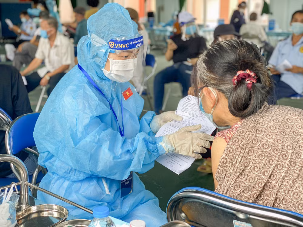 Tăng tốc tiêm chủng cho 300.000 công nhân, người dân Bình Dương -0