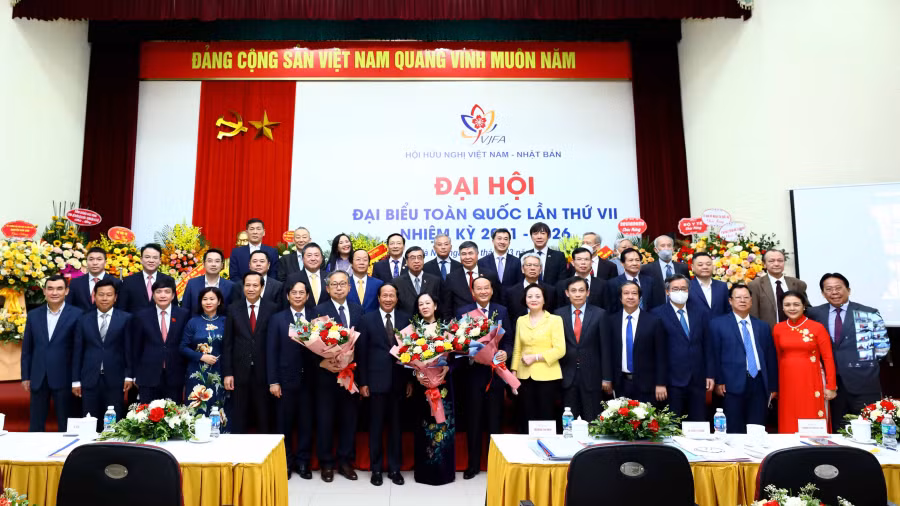 Lãnh đạo Đảng, Nhà nước và các đại biểu dự Đại hội chụp ảnh lưu niệm. (Ảnh: TTXVN) 