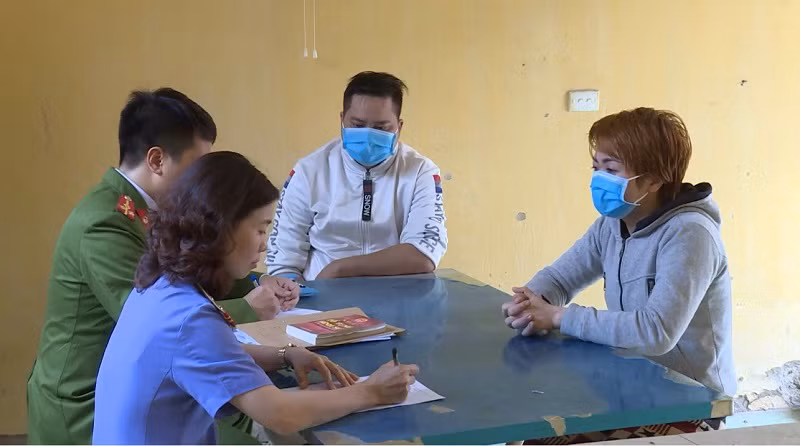 Khởi tố chủ quán bánh xèo hành hạ nhân viên