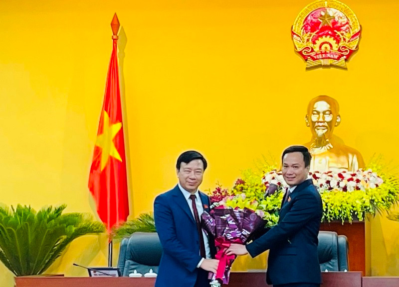 Bí thư Tỉnh ủy, Chủ tịch HĐND tỉnh Hải Dương chúc mừng tân Chủ tịch UBND tỉnh Hải Dương Triệu Thế Hùng. Hải Dương có tân Chủ tịch UBND tỉnh (GHÉP) -0