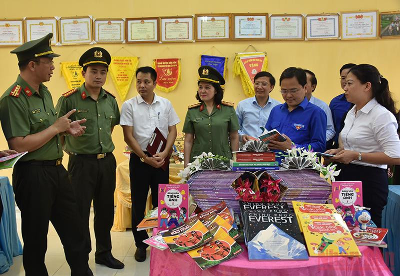 Các đồng chí đại biểu tham quan phòng đọc thiếu nhi và tặng máy tính cho trường THCS Thành Long, huyện Hàm Yên, tỉnh Tuyên Quang. Ra quân chiến dịch Thanh niên tình nguyện hè 2022 -0