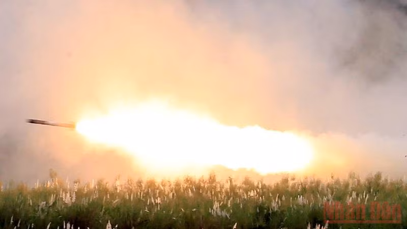 Hệ thống tên lửa cơ động cao HIMARS của Mỹ phóng pháo trong cuộc tập trận đổ bộ bắn đạn thật hằng năm với Philippines tại Thung lũng Crow ở Capas, tỉnh Tarlac, Philippines. (Ảnh: Reuters)