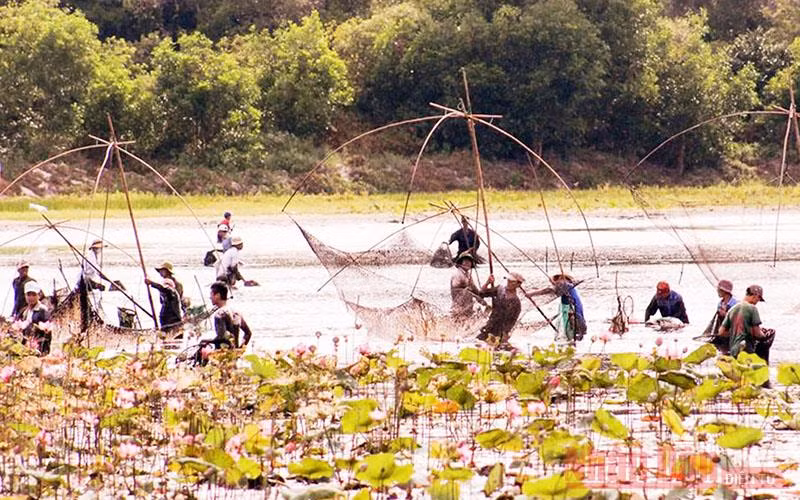 Độc đáo lễ hội phá trằm bắt cá ở Quảng Trị -0