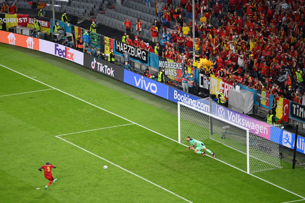 Romelu Lukaku gỡ lại một bàn cho Bỉ ở thời điểm bù giờ cuối hiệp một nhờ một quả penalty. Nhưng đó cũng là tất cả những gì Bỉ có thể làm được trước đối thủ. (Ảnh: UEFA) Cận cảnh Italia loại Bỉ đoạt vé vào bán kết Euro 2020 -0
