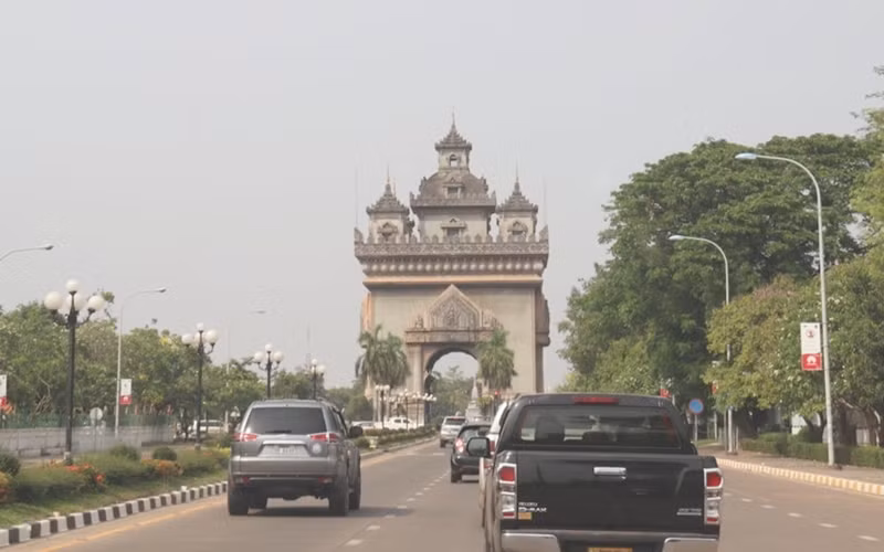 Đường phố Thủ đô Vientiane, Lào. Ảnh: XUÂN SƠN