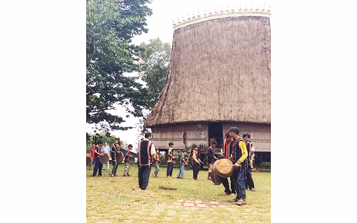 Lớp học đánh cồng chiêng dành cho thiếu nhi do các nghệ nhân làng Ốp (phường Hoa Lư, TP Pleiku) truyền dạy.