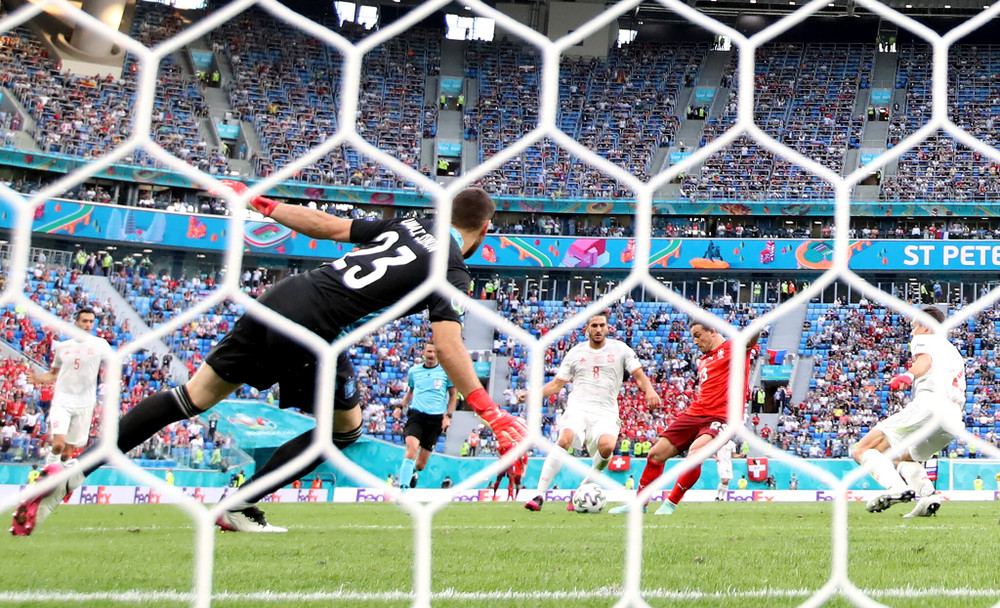 Tuy nhiên, Thụy Sĩ đã chơi quả cảm và có bàn gỡ hòa 1-1 xứng đáng ở phút 68 do công của Xherdan Shaqiri. Bàn thắng này cũng giúp Shaqiri trở thành cầu thủ ghi bàn hàng đầu trong lịch sử cho Thụy Sĩ tại Euro, với bốn bàn thắng trong hai lần tham dự vòng chung kết Euro. (Ảnh: UEFA) Nhìn lại màn luân lưu kịch tính đưa Tây Ban Nha vào bán kết Euro 2020 -0